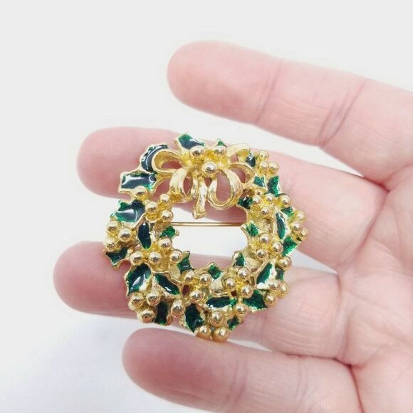 Vintage Christmas Wreath Brooch, Green Enamel and Gold Tone Holiday Winter Pin - Picture 2 of 5